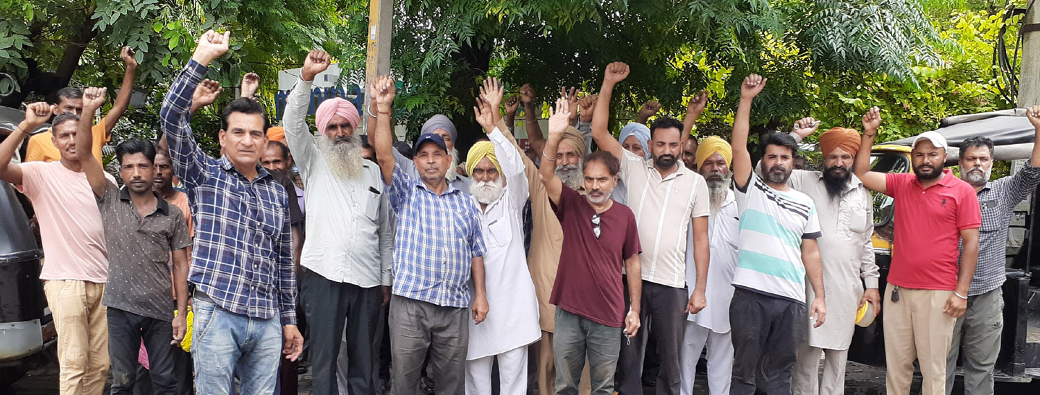 Protest by sloganeering on the poor condition of government hospitals.